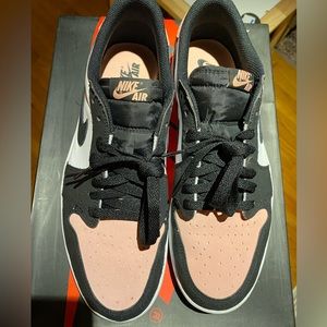 AIR JORDAN 1 RETRO LOW OG/ BLACK/BLEACHED CORAL-WHITE
